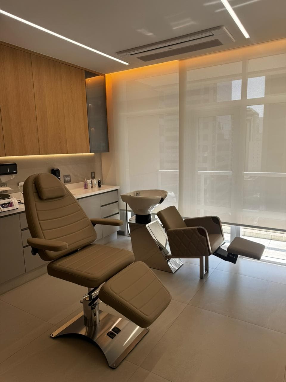 Sala de atendimento da clínica com cadeira de procedimento